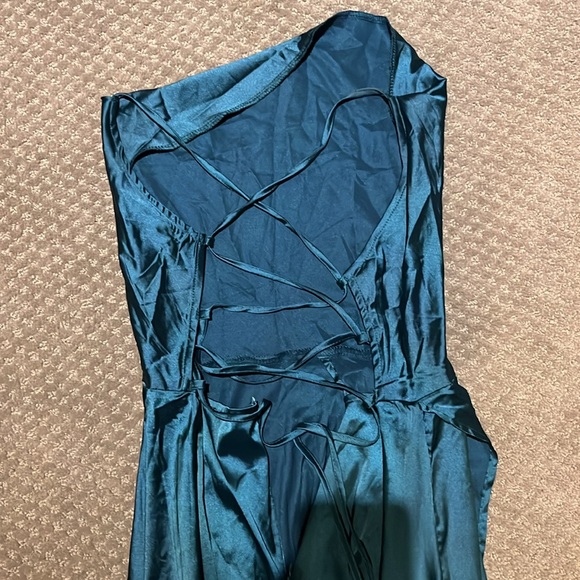 Free with any purchase SHEIN dress with leg slit - Picture 4 of 4